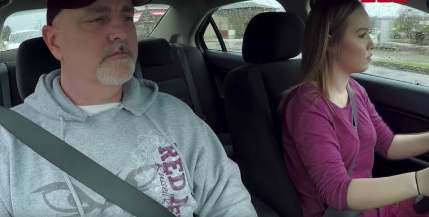 Padre encuentra sobre en guantera del auto de la hija – luego ocurre una serie de lindos incidentes